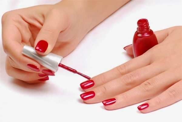 Trong thuốc sơn móng tay có chứa nhiều hóa chất độc hại