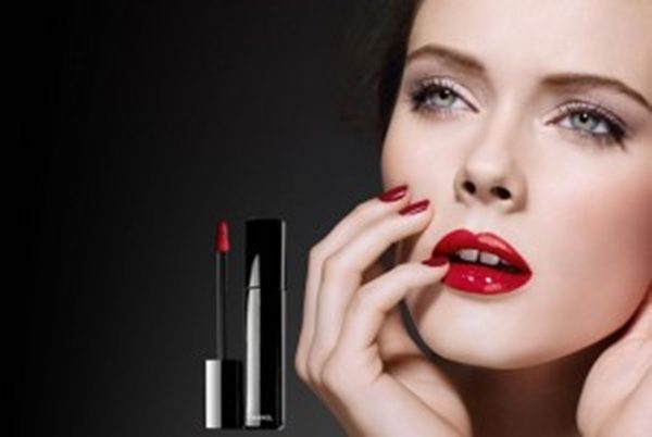 Son môi cũng là một loại mỹ phẩm mà bà bầu cần tránh