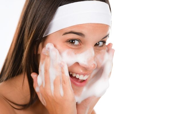 Bà bầu không nên lạm dụng sữa rửa mặt có chứa axit salicylic trong thành phần