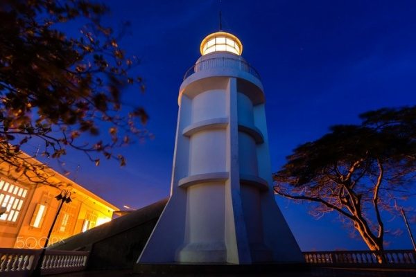 Vẻ đẹp của ngọn hải đăng về đêm