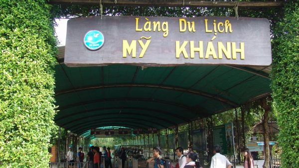 Cổng vào làng du lịch Mỹ Khánh