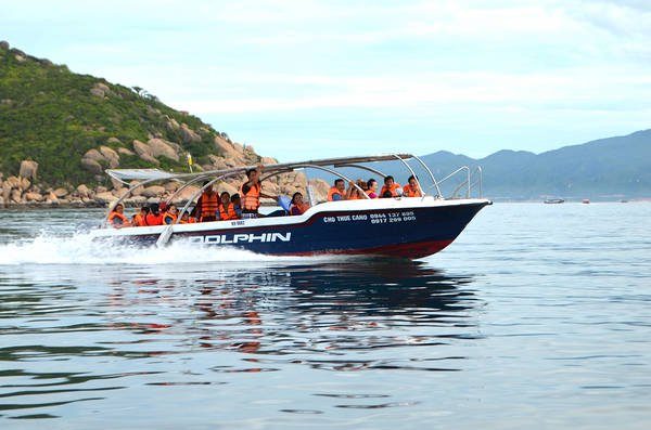 Di chuyển ra đảo Bình Ba bằng cano