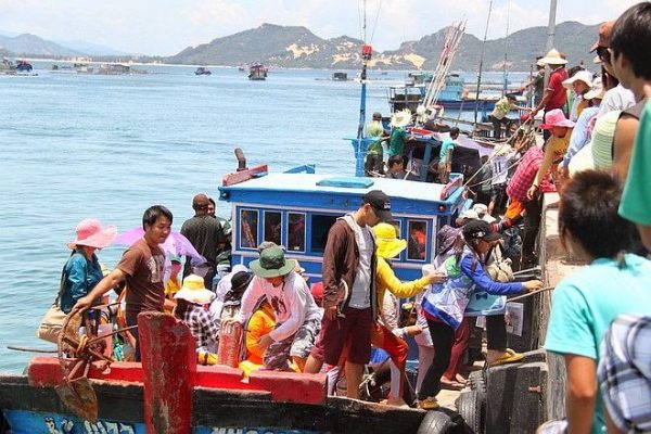 Đi tàu ra đảo Bình Ba