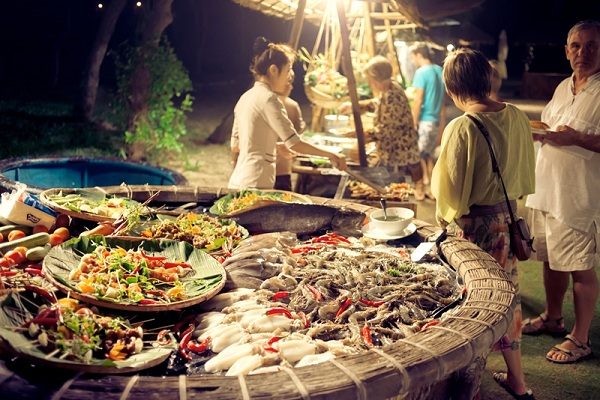 Thưởng thức hải sản tại bờ kè Mũi Né