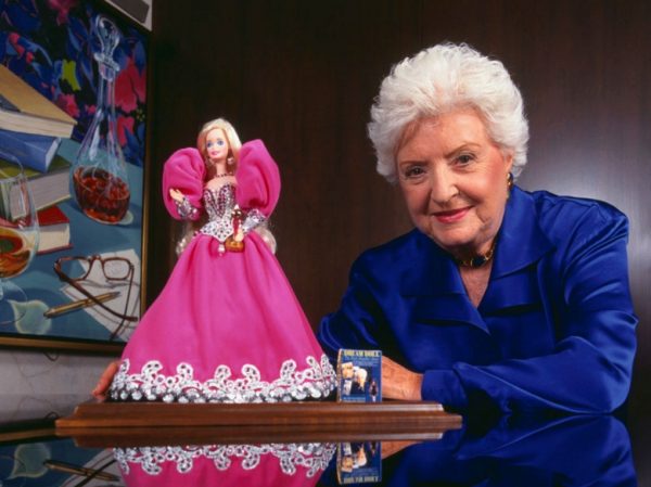 Ruth Handler me de cua bup be Barbie. 600x449 - Quá trình phát triển của búp bê Barbie