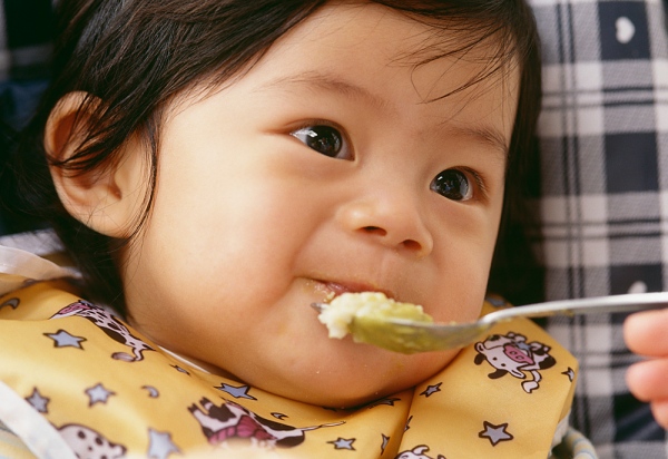 tai sao khong nen nha com cho tre an - Tại sao không nên nhá cơm cho trẻ ăn?