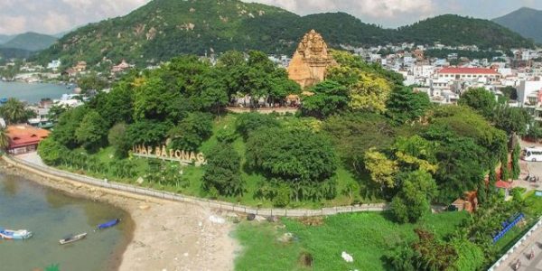 toan canh thap ba ponagar 600x300 - Đến Nha Trang ghé thăm công trình kiến trúc tháp Bà Ponagar